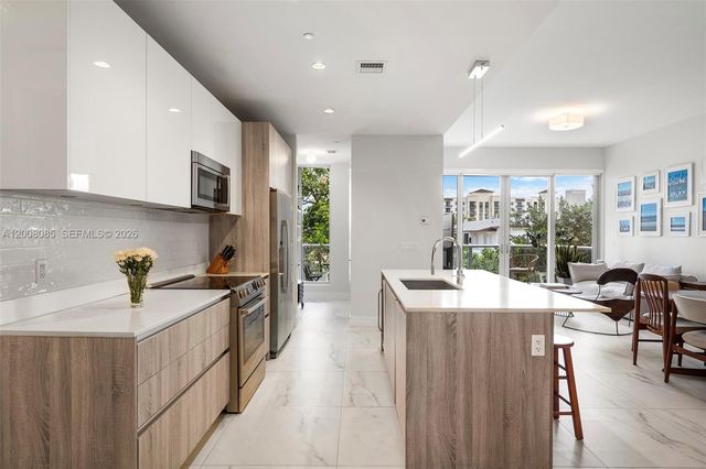 545 SW 11th St 208, Miami, FL 33129