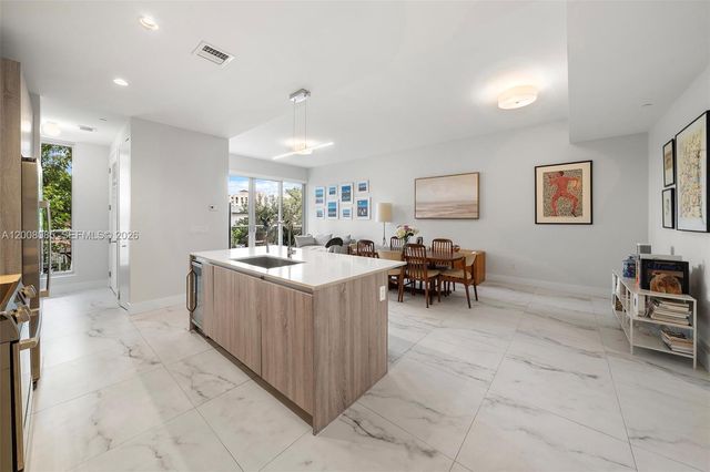 545 SW 11th St 208, Miami, FL 33129