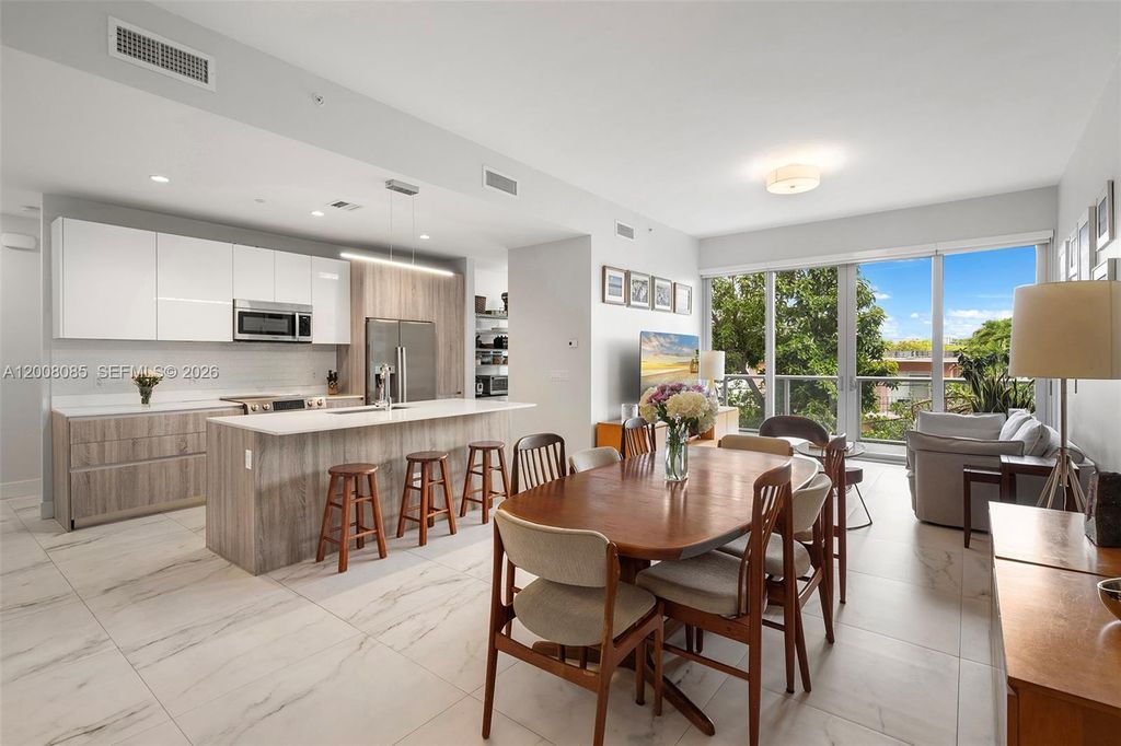 545 SW 11th St 208, Miami, FL 33129