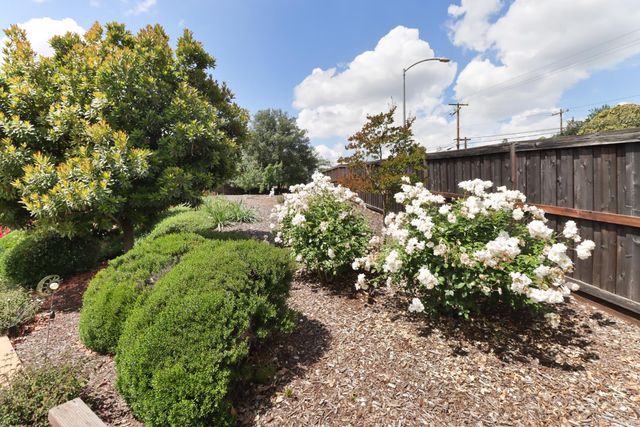 3545 Serramont Ct, Carmichael, CA 95608
