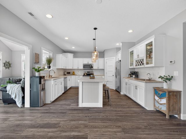 10469 N Moore Street, Syracuse, IN 46567