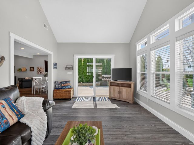 10469 N Moore Street, Syracuse, IN 46567