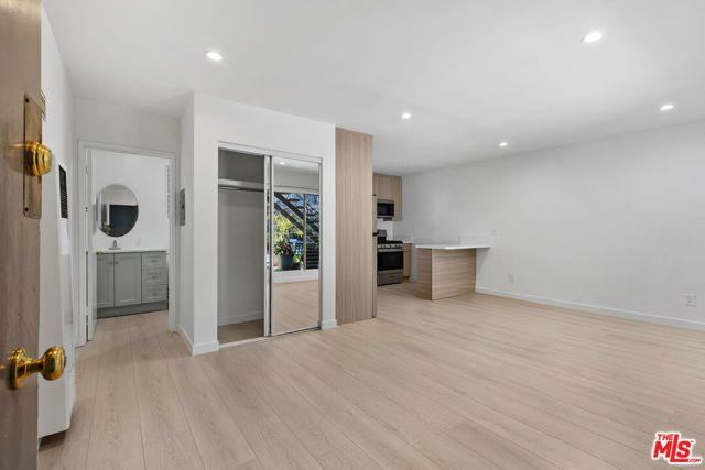 1152 N Poinsettia Place 5, West Hollywood, CA 90046
