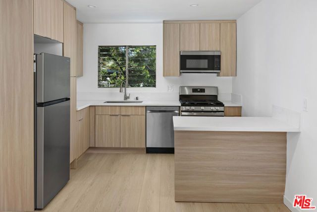 1152 N Poinsettia Place 5, West Hollywood, CA 90046