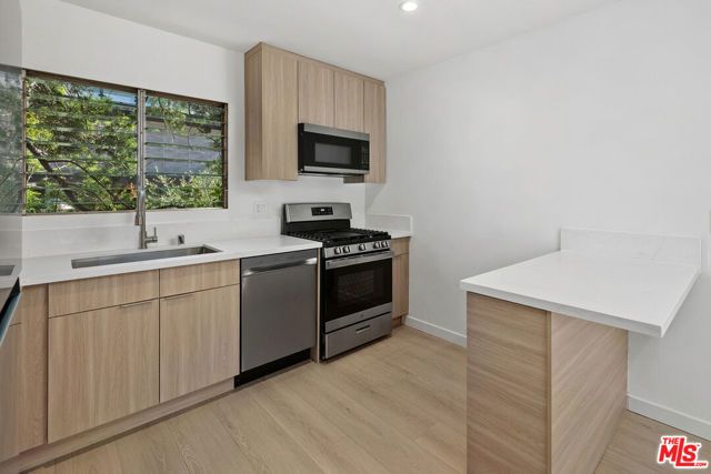 1152 N Poinsettia Place 5, West Hollywood, CA 90046