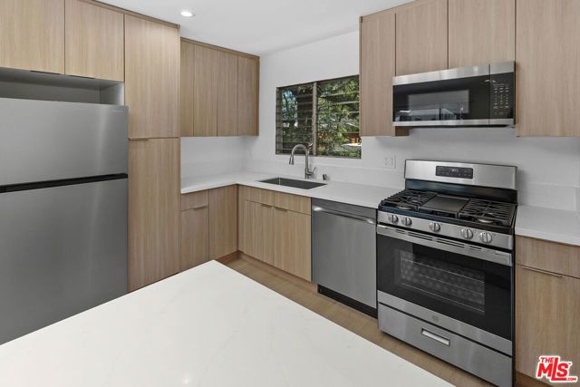1152 N Poinsettia Place 5, West Hollywood, CA 90046