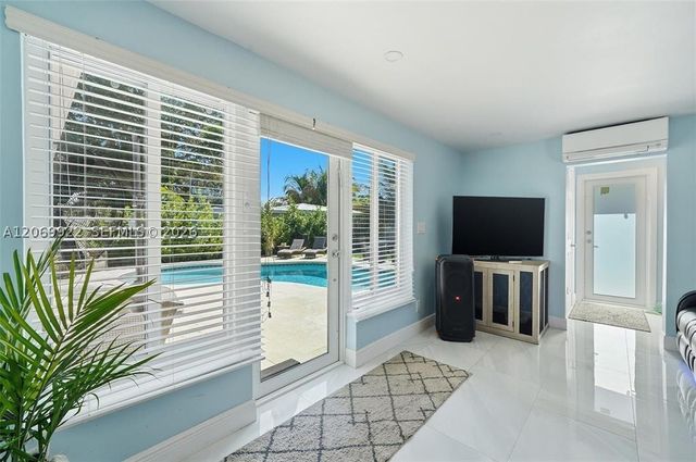 1580 NE 34th St, Oakland Park, FL 33334