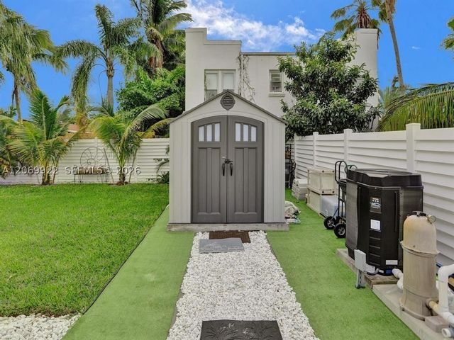 1580 NE 34th St, Oakland Park, FL 33334