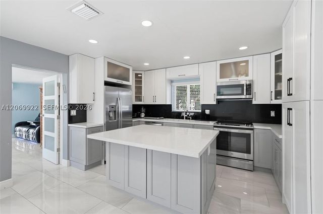 1580 NE 34th St, Oakland Park, FL 33334