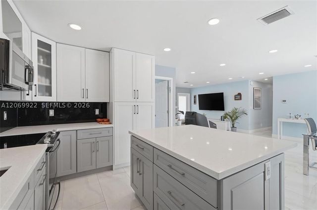 1580 NE 34th St, Oakland Park, FL 33334