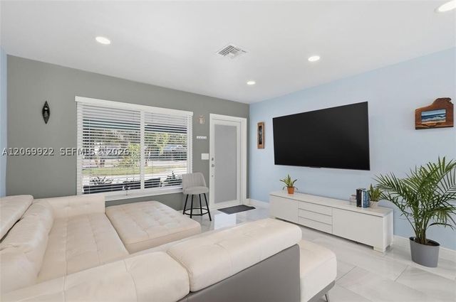 1580 NE 34th St, Oakland Park, FL 33334
