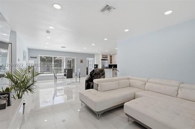 1580 NE 34th St, Oakland Park, FL 33334