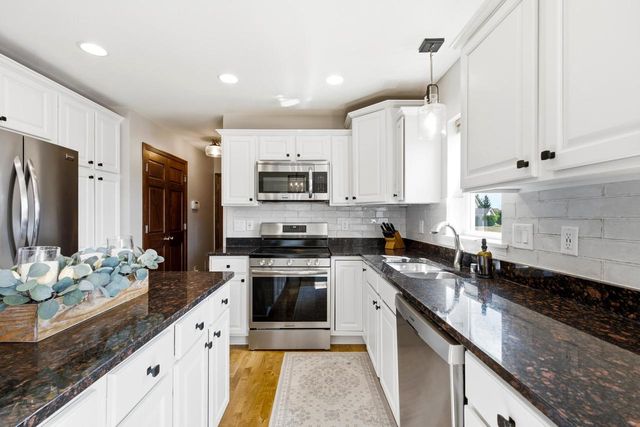 8224 S Shadwell CIRCLE, Franklin, WI 53132