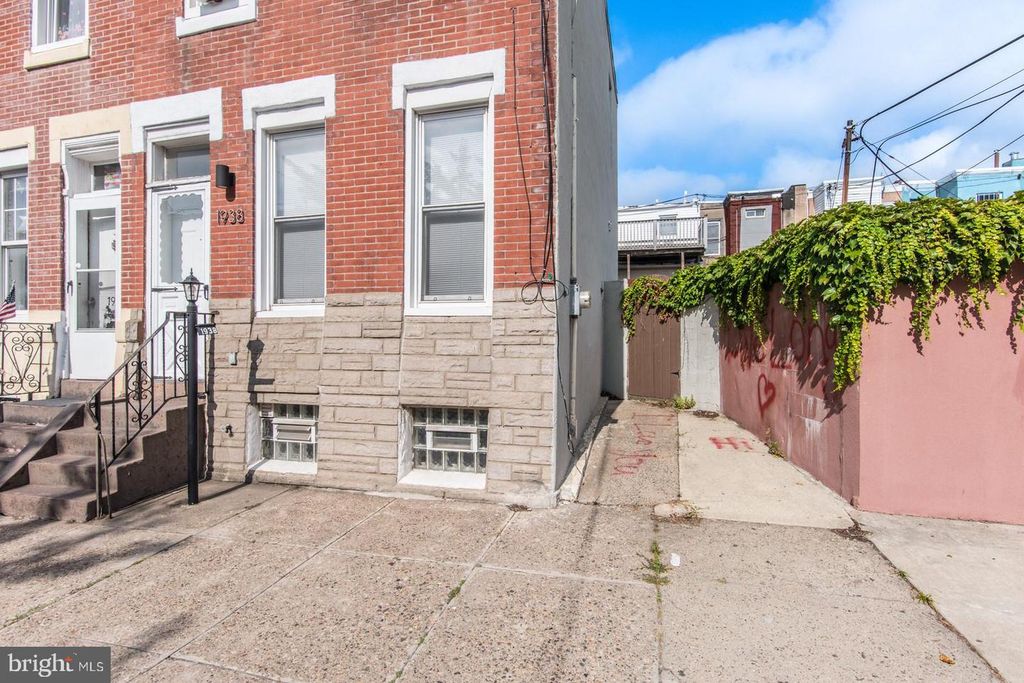 1938 N HOWARD ST, Philadelphia, PA 19122