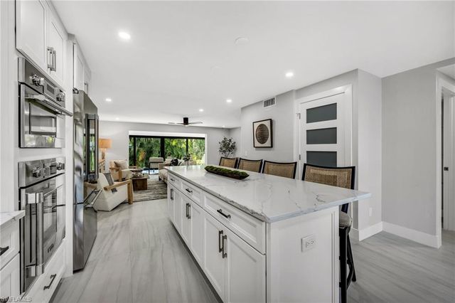 990 8th ST S 1C, Naples, FL 34102