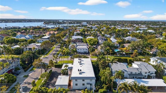 990 8th ST S 1C, Naples, FL 34102