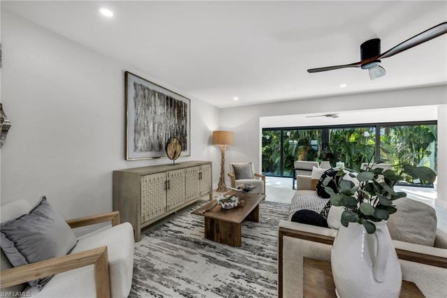 990 8th ST S 1C, Naples, FL 34102