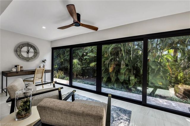 990 8th ST S 1C, Naples, FL 34102