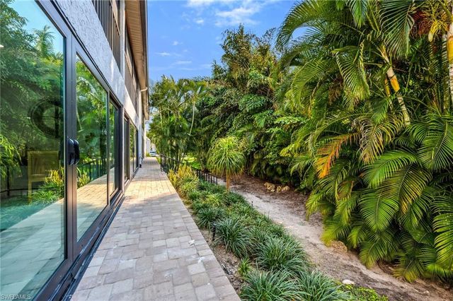 990 8th ST S 1C, Naples, FL 34102