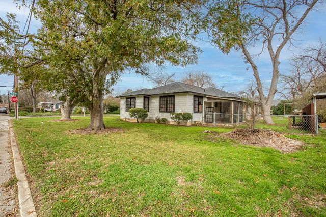 803 Peach ST, Seguin, TX 78155