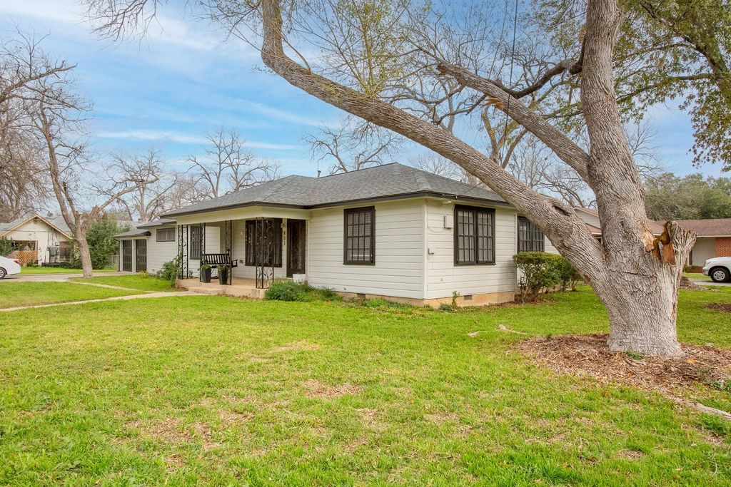 803 Peach ST, Seguin, TX 78155
