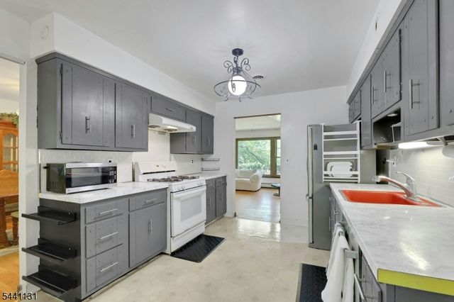 281 Rivara Ct, Ridgewood Village, NJ 07450