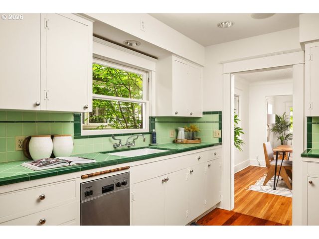 2440 Nw RALEIGH St, Portland, OR 97210