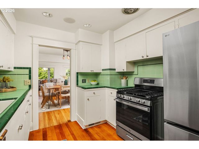 2440 Nw RALEIGH St, Portland, OR 97210