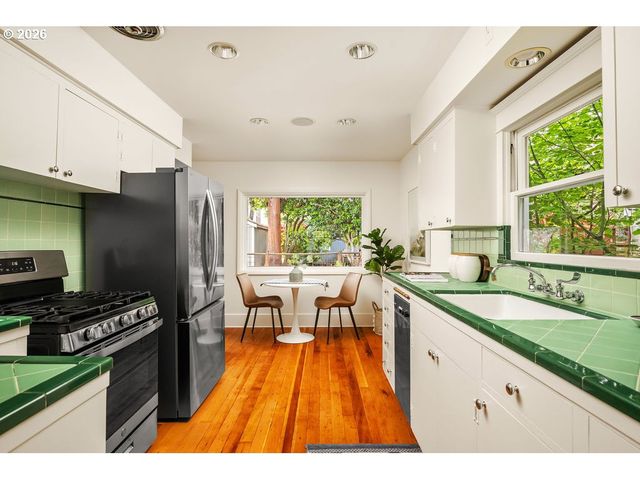 2440 Nw RALEIGH St, Portland, OR 97210