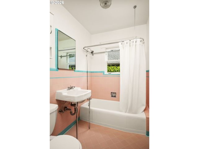 2440 Nw RALEIGH St, Portland, OR 97210