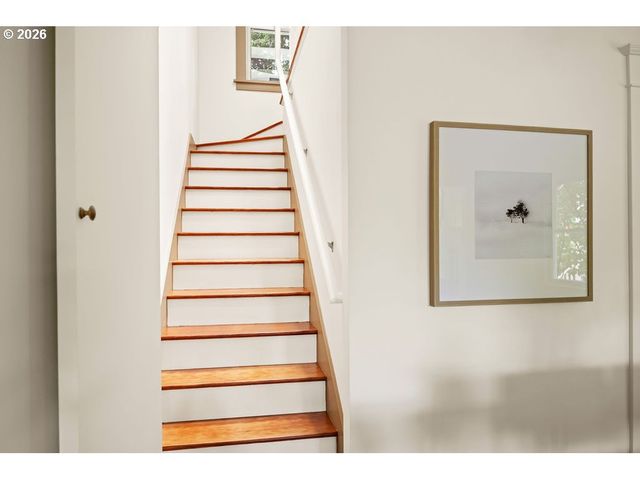 2440 Nw RALEIGH St, Portland, OR 97210