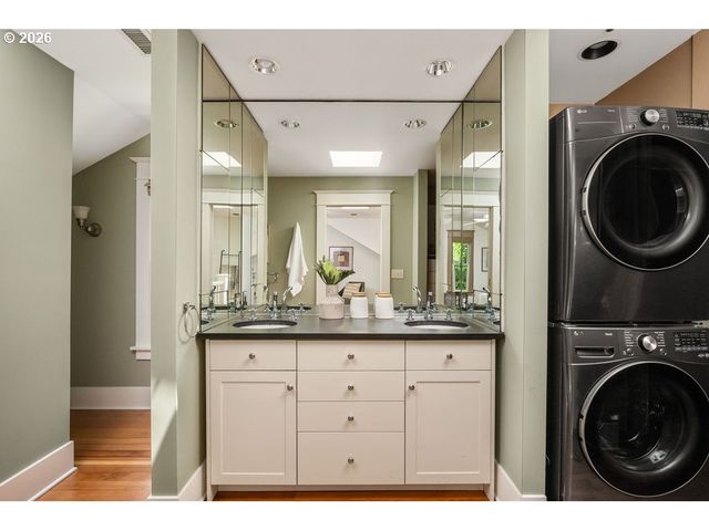 2440 Nw RALEIGH St, Portland, OR 97210