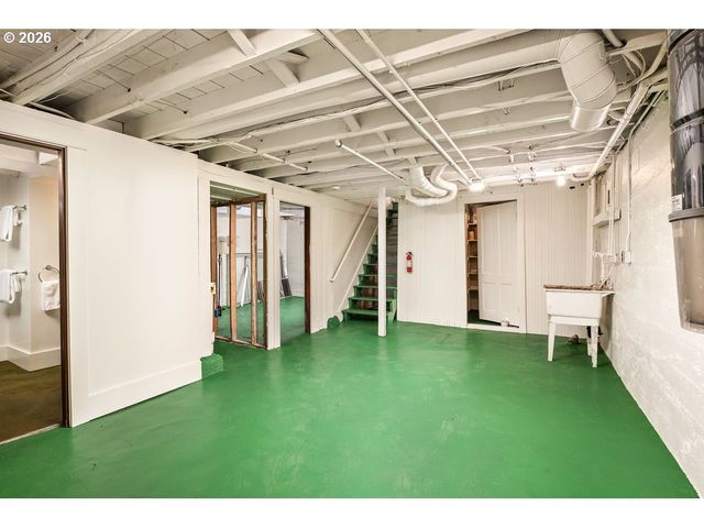 2440 Nw RALEIGH St, Portland, OR 97210