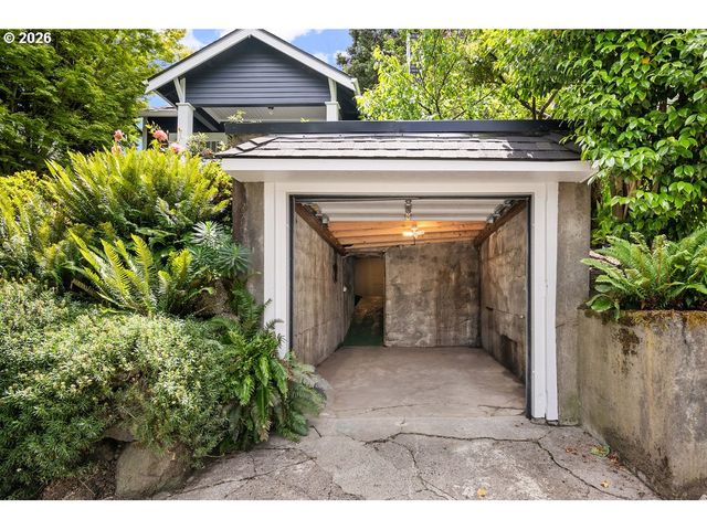 2440 Nw RALEIGH St, Portland, OR 97210