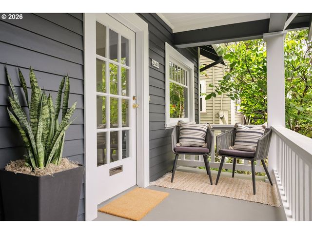 2440 Nw RALEIGH St, Portland, OR 97210