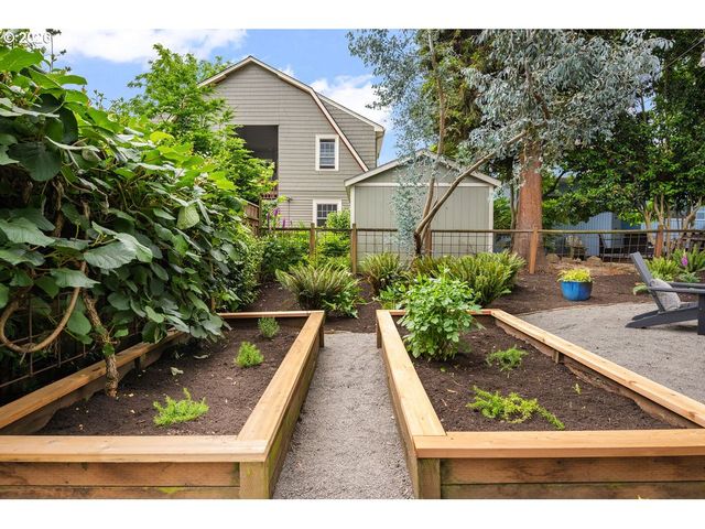 2440 Nw RALEIGH St, Portland, OR 97210