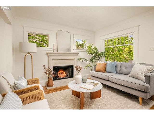 2440 Nw RALEIGH St, Portland, OR 97210