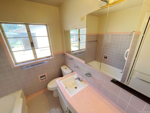 463 Wayside Dr, San Antonio, TX 78213