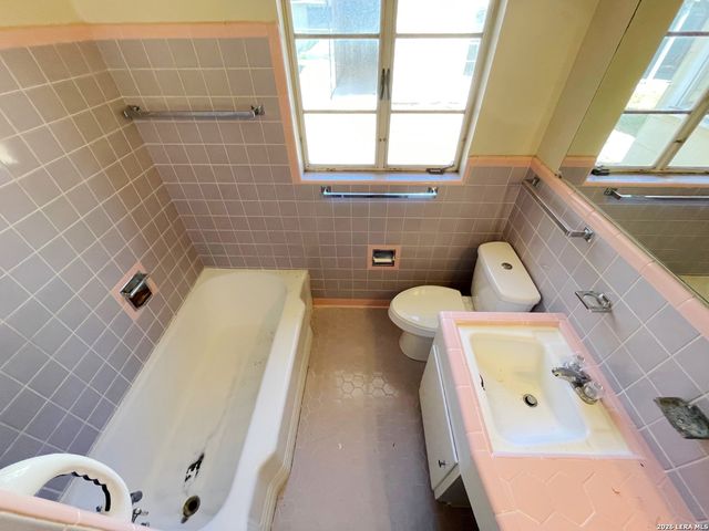 463 Wayside Dr, San Antonio, TX 78213