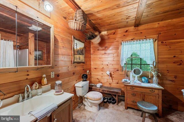 15 LOCUST DR, Jim Thorpe, PA 18229