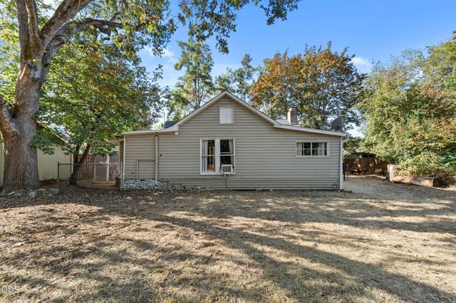 254 SW Rogue River Avenue, Grants Pass, OR 97526