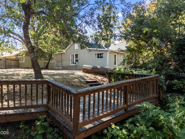 254 SW Rogue River Avenue, Grants Pass, OR 97526