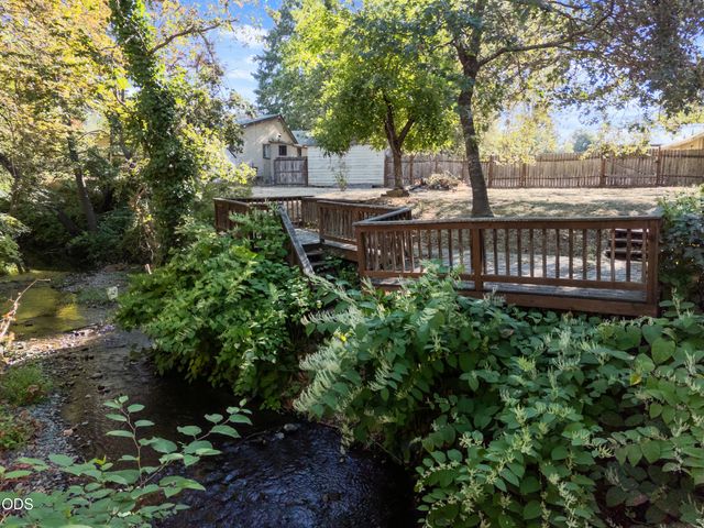254 SW Rogue River Avenue, Grants Pass, OR 97526