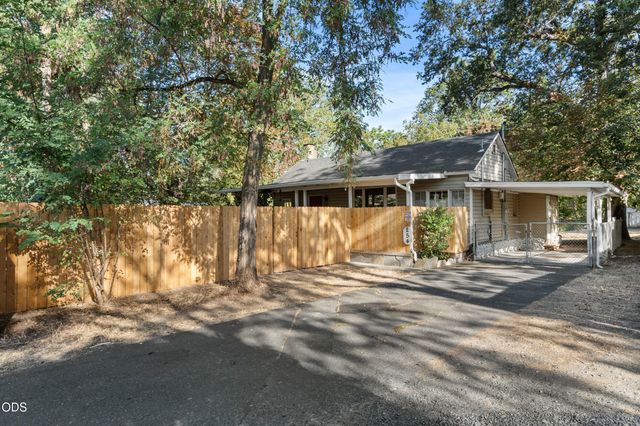 254 SW Rogue River Avenue, Grants Pass, OR 97526