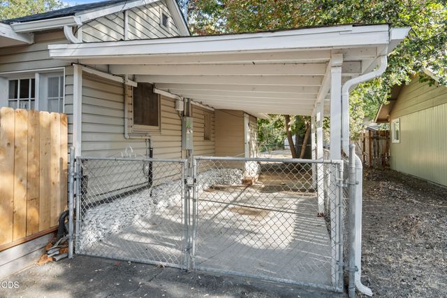 254 SW Rogue River Avenue, Grants Pass, OR 97526