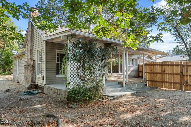 254 SW Rogue River Avenue, Grants Pass, OR 97526