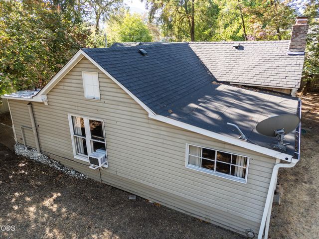 254 SW Rogue River Avenue, Grants Pass, OR 97526