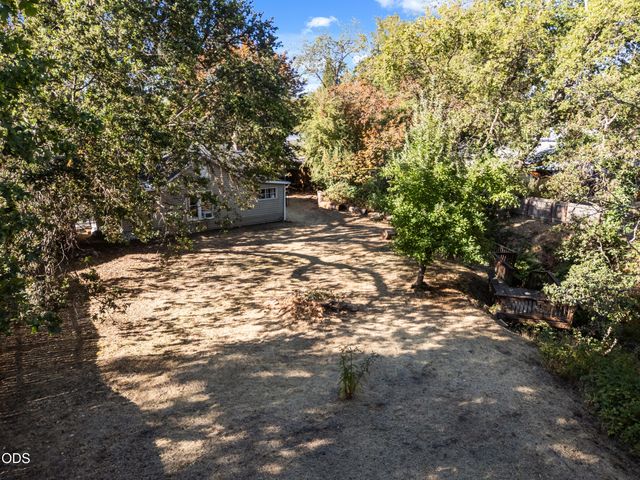 254 SW Rogue River Avenue, Grants Pass, OR 97526