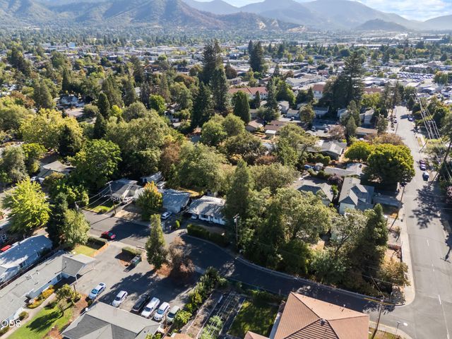 254 SW Rogue River Avenue, Grants Pass, OR 97526