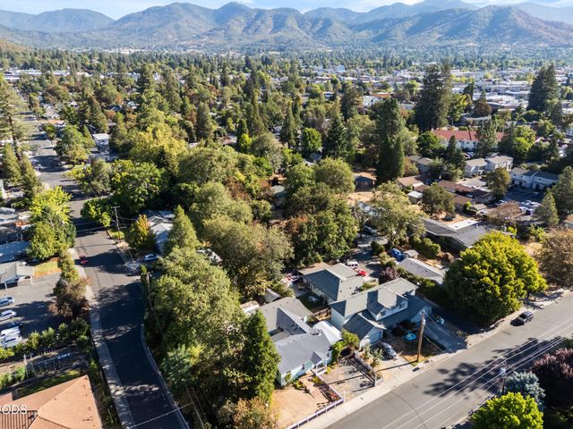 254 SW Rogue River Avenue, Grants Pass, OR 97526